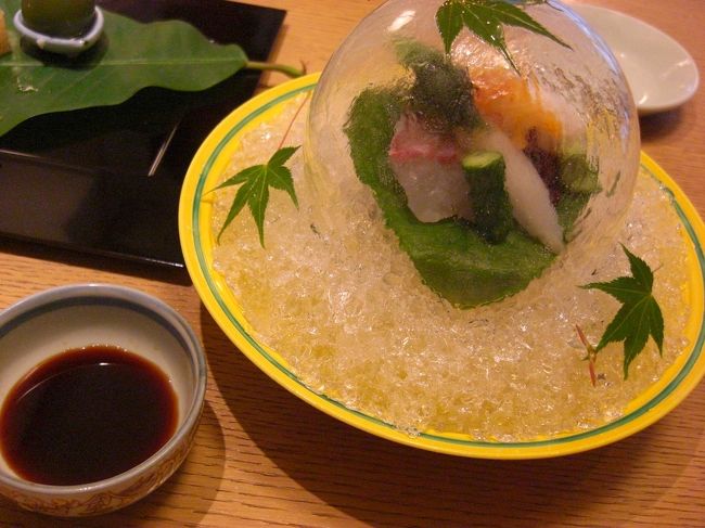 お刺身が氷ドームの中に！<br />割ってからいただきます。