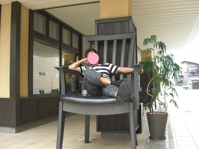 宮川朝市内の「匠館」前の巨大椅子。