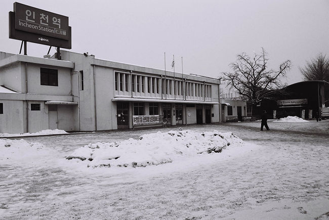 目が覚めて、少し散歩に出掛けましたが、アイスバーンでコワイコワイ^o^;<br />インチョン駅