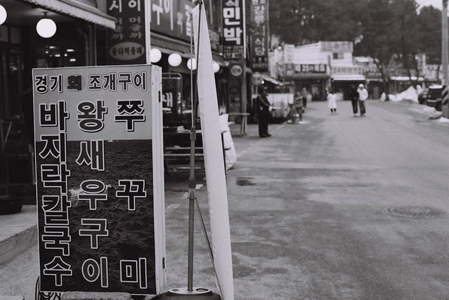 多くの食堂が有りましたー<br />お昼近くになって、営業開始のようです。