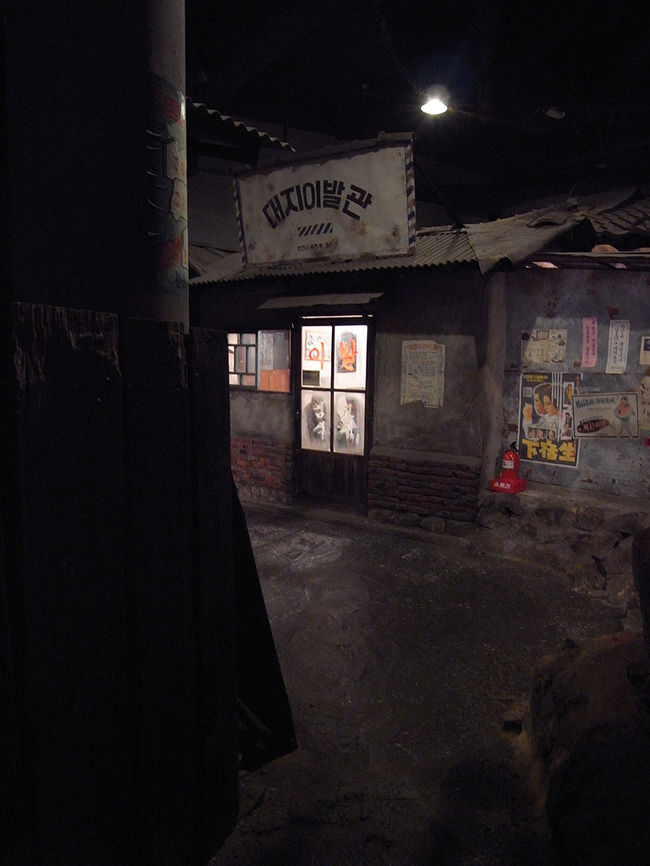 内部です。<br />昔の風景を再現しています。