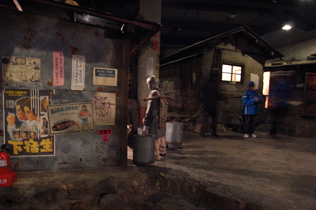 このポスター類は別としても、今でも有りそうな風景だと思いました。