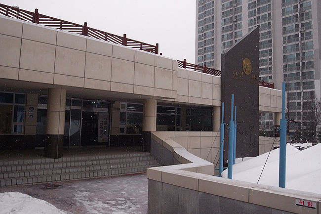 水道局山タルトンネ博物館<br />水道局山って??ふざけた名前のようですが、ふざけていません。<br /><br />で、タルトンネとは??????<br />貧困層の人 たちが山の斜面に沿って、びっしり軒を連ねたような住宅をつくり、月に近いということから、タルトンネ(月の街)と呼ばれるようになり、<br />また別名サントンネ（山の街）<br />とも言われてます。<br />