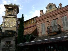 何度もいいますが、２０時でもこの明るさ。この時計塔の地下に劇場があります。