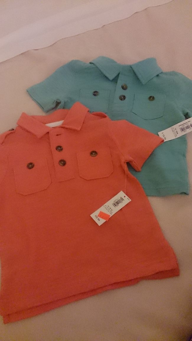 こちらもオールドネイビーの色違いシャツ