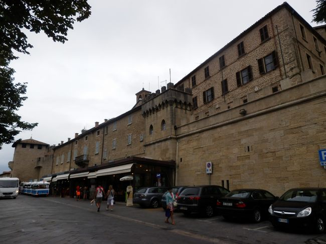 バス停に隣接している大きな建物は何でしょうか。