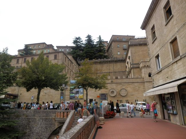 今まで行ったイタリアの街とはちょっと違って、建物の景観に独特ありますね。