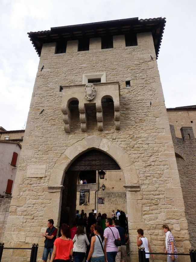 予約したホテルがどこだか、予約サイトの地図でもわからないです。あちこちの人に聞くしかないですね。<br />サンフランチェスコ門をくぐります。