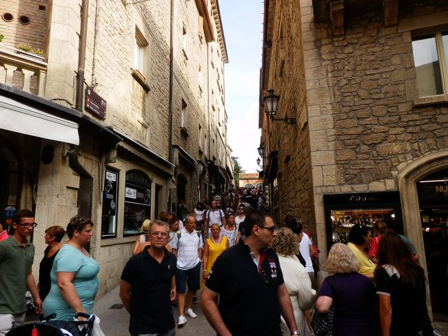 狭い路地に凄い人混みです。人気観光地ということがわかりますね。