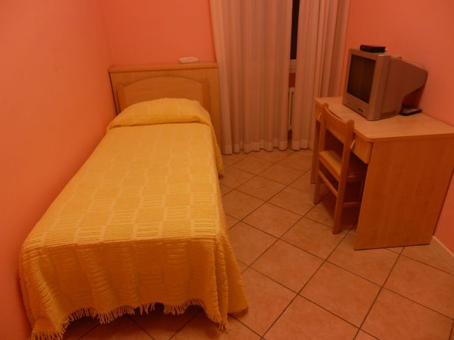 人に色々聞きながらホテルに到着。この辺では安いホテルだったので、ご覧のように狭い部屋です。