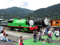 　塩郷駅から再び大井川鉄道の電車に乗り終点の千頭に到着。大井川鐵道はここからさらに先に別の路線があり上流の井川ダムまで行くことができますが今回はここで引き返します。折り返しの列車を待つ間、駅構内を見学してみると何やらユニークな機関車が止まっています。前面に顔のあるこの機関車はかなり不気味。小さい子供が見たら泣き出すのではないでしょうか。