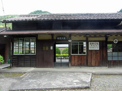 　千頭駅でしばらく過ごしたら折り返しの電車に乗ります。大井川鐵道は本数が少ないのが旅行するうえでの悩みどころ。どうしても時間に縛られてしまいます。またこの時期は電車もかなり混んでいます。
　途中の田野口駅で下車。周辺を歩いてみることにします。田野口駅は無人駅ですがここもまたレトロファンにはたまらない木造駅舎があります。
