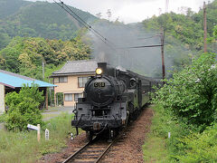 　川根温泉笹間渡駅で下車。時間があれば温泉に行ってみたいのですが、残念ながら今回は駅を降りるだけ。ここで下車した目的は次にやってくるSL急行に乗車することです。川根温泉笹間渡は無人駅ですがSL急行の急行券は先ほど千頭駅で購入済みでした。
　駅を降りてしばらするとどこからか団体さんがやってきました。彼らも次のSLに乗車するようです。静かだった駅はたちまち賑やかになりました。
　さて時間になり千頭方面からSLがやってきました。駅のホームに入りきらない7両の客車をつないでいます。私の席は最後尾の車両でしたのでホームに入り切っておらず別の車両から乗って車内で移動しました。