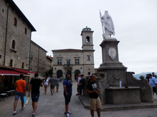 ホテルを出てリベルタ広場へ。