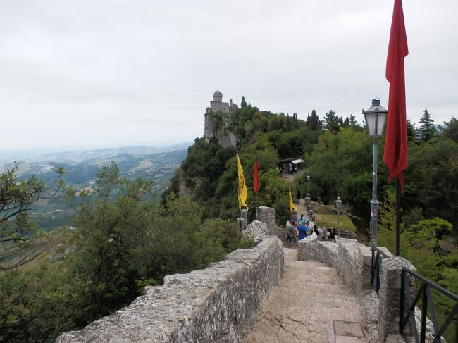 細い歩道を道なりに進むと何という景観！