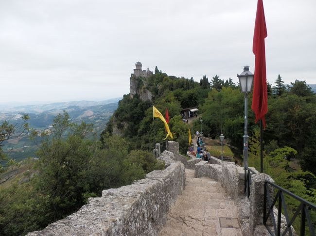 正面の建物は2つ目の要塞、チェスタの塔です。切り立った山の上に建っているのですね。