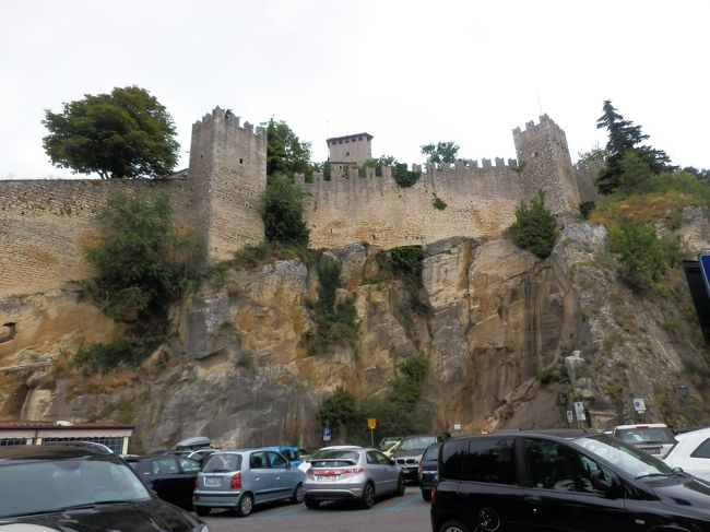 ロッカ・グアイタのすぐ下の駐車場です。