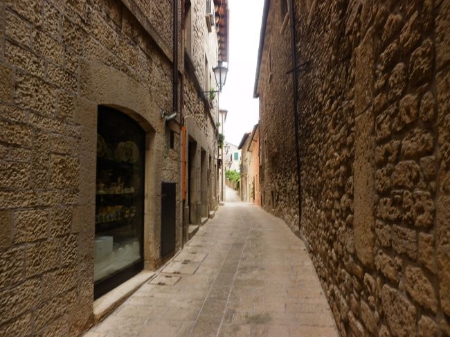 このような狭い路地、大好きです。