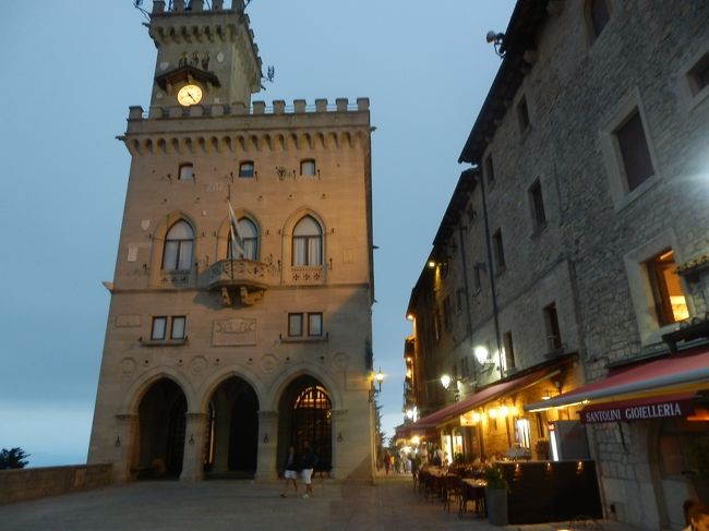 美しい政府庁のライトアップです。