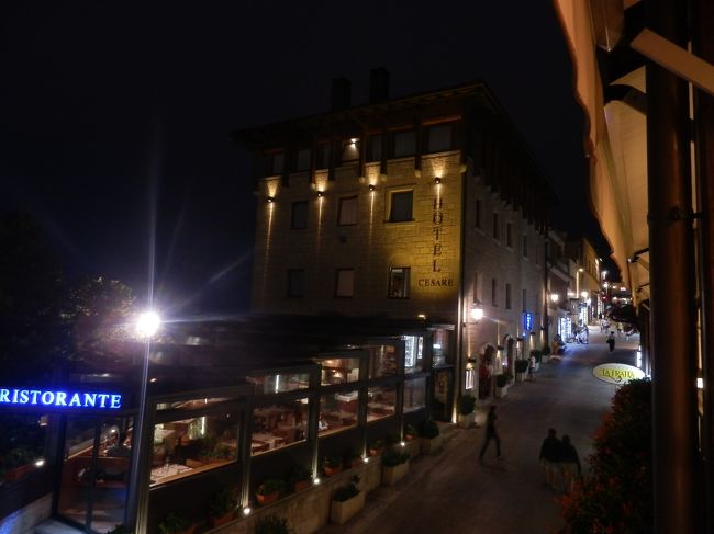 美しいサンマリノの街のライトアップです。