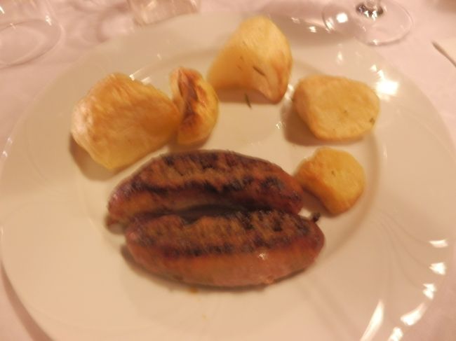 ディナーはソーセージ。あまりメニュー豊富ではないレストランでした。
