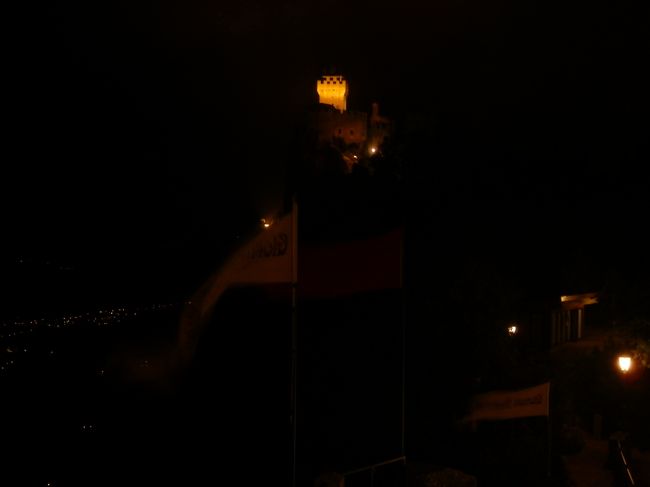 ここからも美しい政府庁のライトアップが見れます。