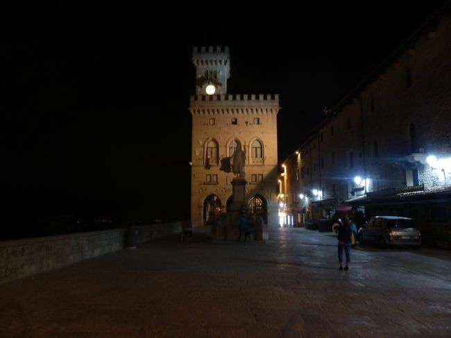 暗い中での美しい政府庁のライトアップ。風情がありますね！