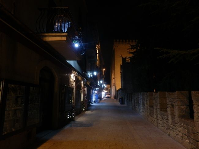 時刻は23時半頃。今日の観光はこれにて終了。この日はクロアチアのスプリットから船中泊でアンコナへ渡り、ウルビーノ、そしてサンマリノに移動、観光をしました。考えてみれば宿に泊まるのが2日ぶりですが、疲れを感じずこの時間まで観光しました。<br />明日はサンマリノをじっくり観光します。続きは旅行記サンマリノ２へ続く。