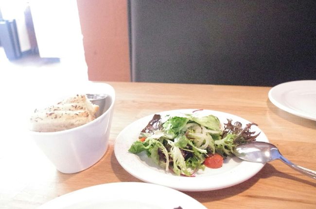 早めの時間に予約したのでまだ人は多くなかったです<br />サラダを注文