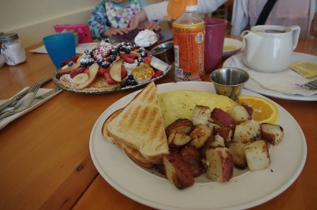オムレツとパンケーキ全部のせ！！<br />美味しかったのですが量が多くて持ち帰り