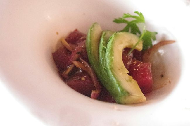 アラモアナホテルのsignatureでハッピーアワー<br />アヒポキ