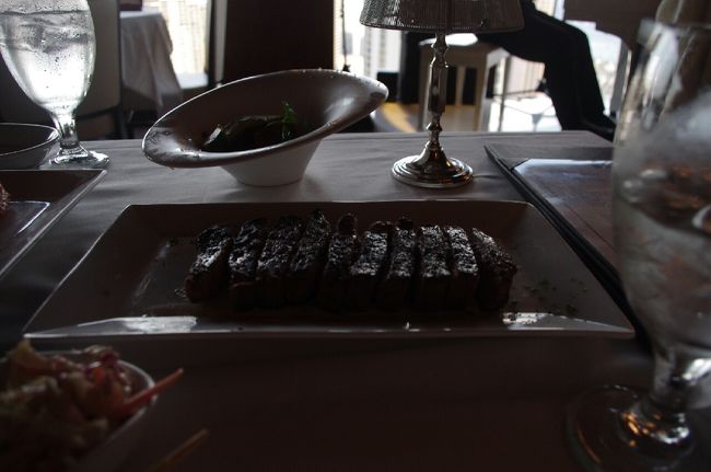 外が明るすぎて綺麗に写りませんでしたがステーキ