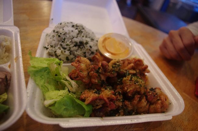 タコの唐揚げ＆ワカメご飯<br />やっぱり日本人方がされているだけあって美味しい♪