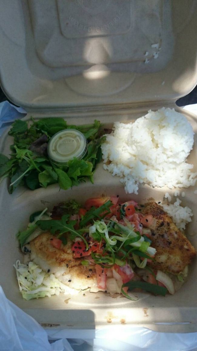 グリルドサーモン<br />どっちも美味しく<br />しかも、アラモアナビーチを見ながら食べるランチは最高！！