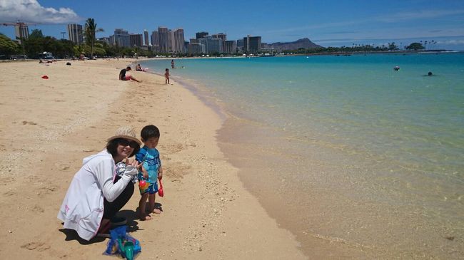 アラモアナビーチ<br />ここは混んでなく波もあまりないので最初からここにくればよかったなー