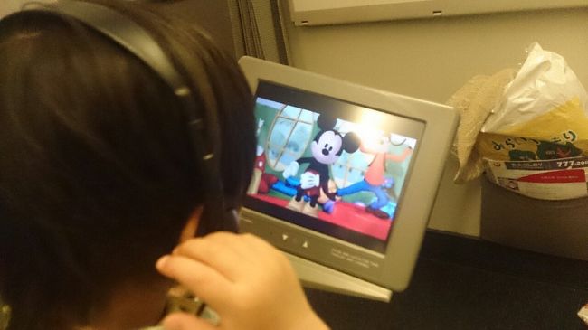 大好きなミッキーなど見せて飛行機の時間を乗りきりました。<br />私たちの横一列はみんな同じぐらいのこどもがいる家族でした。<br />ほんとは旦那さんと席が離れると言われていたのですが航空会社の配慮でならび席に替えていただきました。<br /><br />無事、子連れハワイの旅を終えることが出来ました。<br />今回も楽しかったのですが胃の調子が悪く楽しさが半減してしまいました(´д｀|||)<br />ただみんなが元気で帰ってこれただけで満足です！！<br /><br />次回は海あそび編を作成していきたいと思います♪<br /><br />来年も訳あってハワイ旅行が決まっているので、来年はアウラニに行けたらいいなと思っているところです(*´ω｀*)