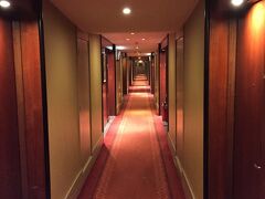 疲れたので寝るか〜、ホテルの廊下はこんな雰囲気。