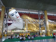 次は、チャウッターヂー・パヤー。

ここの見所は何といっても超巨大な涅槃仏！

大きさは圧巻です。
手前でお参りしている人と比べてるとどれだけ大きいかがわかると思います。