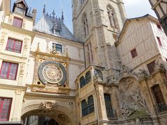 早速ルーアンの観光名所の先ず一つがこの大時計。クラッシックな時計で装飾の豪華さに見とれてしまいます。歴史ある街なんだという事を感じますね。