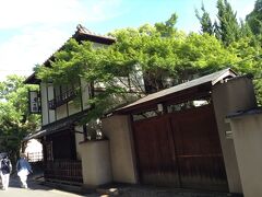 途中、「馬の目」と記された建物に目が留まりました。

レストランのようです。