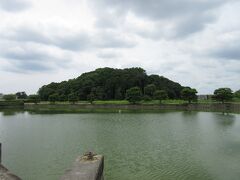 ここからは少し歩きます。
途中に垂仁天皇の御陵があります。