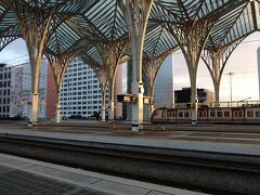 朝８時過ぎ、リスボンのオリエンテ駅に着きました。
モダンなデザインのホーム屋根。すがすがしい朝です。