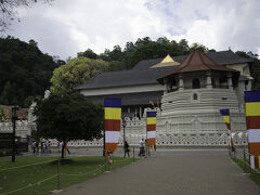 キャンディ湖畔にたたずむダラダー・マーリガーワ寺院。「仏歯寺」という通称もあり、その名の通り、ブッダの歯を祀る寺院だ。仏歯は4世紀にスリランカにもたらされたとされ、王朝の遷都のたびに移動して最終的にここに落ち着いたという。