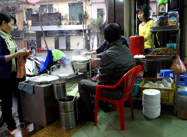 小雨の中、安宿街を目指しますが、多少方向音痴の気があるのか、地球の歩き方の地図を見てもよくわからず、この食堂に入って朝食がてらに聞いてみました。
