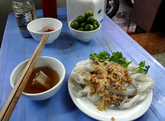 何をたのんでいいかわからず、ほかのお客さんが食べているのを指さして注文。<br />なんだかよくわからない味でしたが、上に乗っていたパクチーも見事完食。