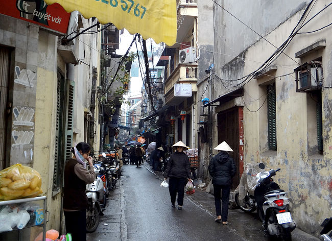 ハノイ駅からハノイ大教会の方へ歩いてきて宿を探していると、通りすがりの若者が声をかけてきて、「宿を探しているなら紹介するよ」とたぶんそんな感じで、少し調子がいい男だなと思いながらも一応ついて行ってみました。