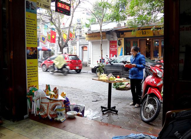 紹介されたのは、リークオックスー通りにある「Hanoi Victor Hotel」という普通のミニホテルで、私を連れてきた若者はこのホテルの者でした。<br /><br />ホテルの人たちが表で何かの祭祀を行っていたので、部屋のクリーニングが終わって入室できるまでの間、しばし見学をしていました。