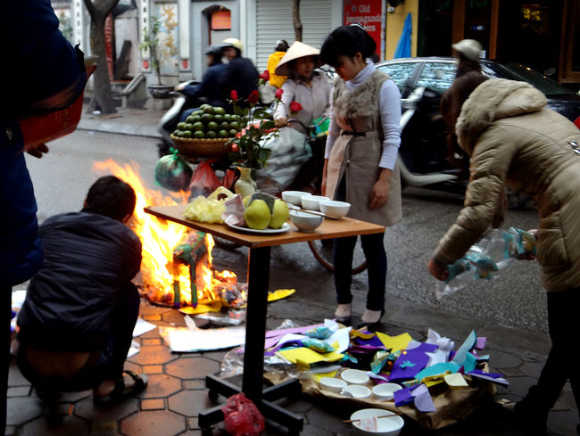 お供え物や飾り物を景気よく燃やします。