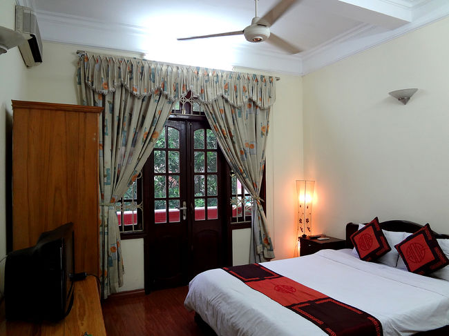 1泊$20の部屋。ベトナムのホテルではけっこう米ドル払いを受け付けるとこがあるようで、一応ドルも持ってきていたのでそれで支払ったりすることもありました。（現在は政府の方針によりドル払いが規制されているようです）<br /><br />感じのいい部屋ではありましたが、夜になって近くの建物から騒々しい音楽が。