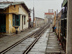 ロンビエン駅のすぐそばから始まる、1902年に完成した約1700mのロンビエン橋。

ベトナム戦争当時、アメリカ軍に何度も空爆され、そのたびに修復されてきたそうです。